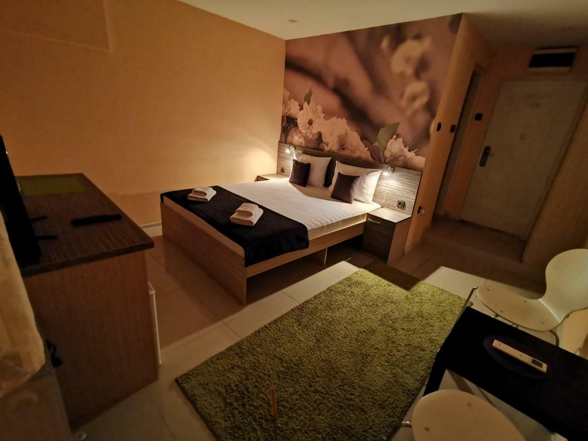 Nis City Center Guest House Exteriör bild